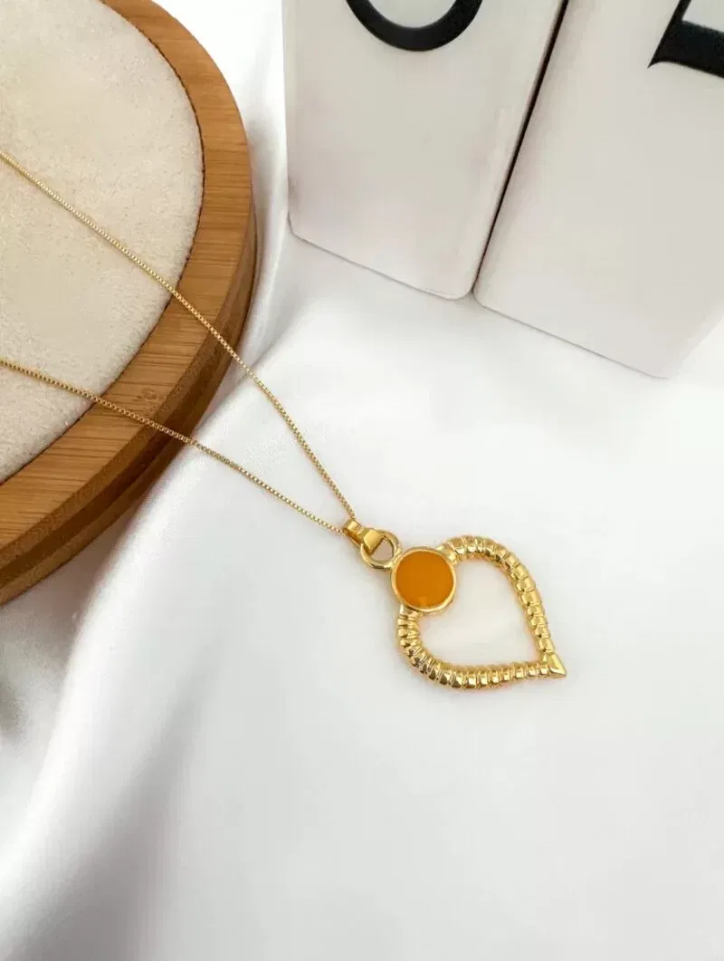 Colar coração folheado a ouro 18k esmaltado.