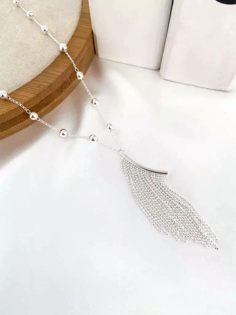 Colar corrente com bolinhas e franja folheado.