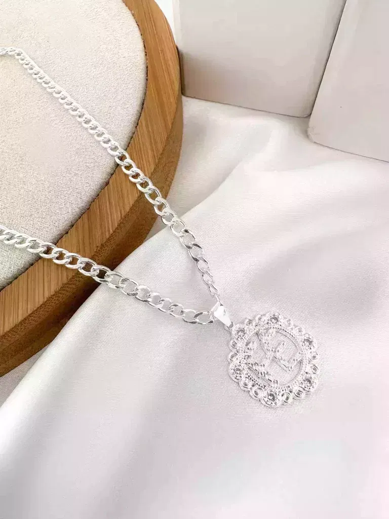 Colar corrente com pingente bordado escrita Fé com pontos de micro zircônia.