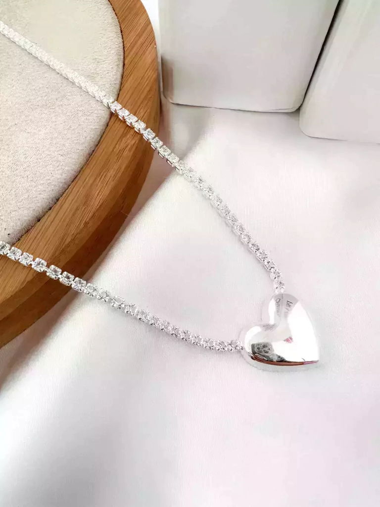 Colar corrente de zircônias com pingente de coração gordinho folheado a ouro 18k e prata 925.