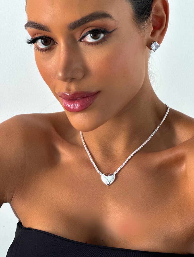 Colar corrente de zircônias com pingente de coração gordinho folheado a ouro 18k e prata 925.