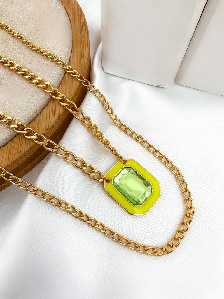 Colar corrente dois fios com pingente quadrado esmaltado e pedra cristal folheado a ouro 18k