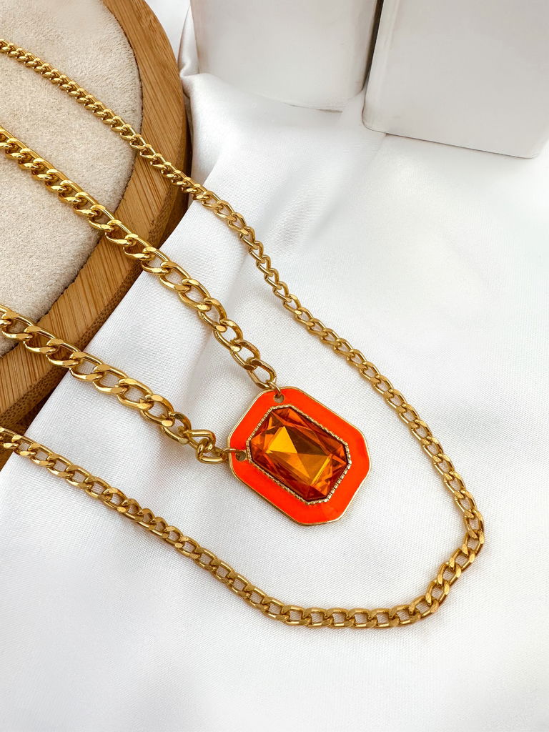 Colar corrente dois fios com pingente quadrado esmaltado e pedra cristal folheado a ouro 18k