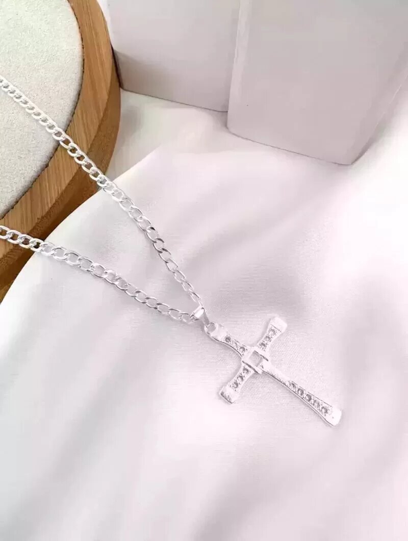 Colar corrente elo com pingente de crucifixo com detalhes em micro zircônia cravejado folheado a ouro 18k e prata 925.