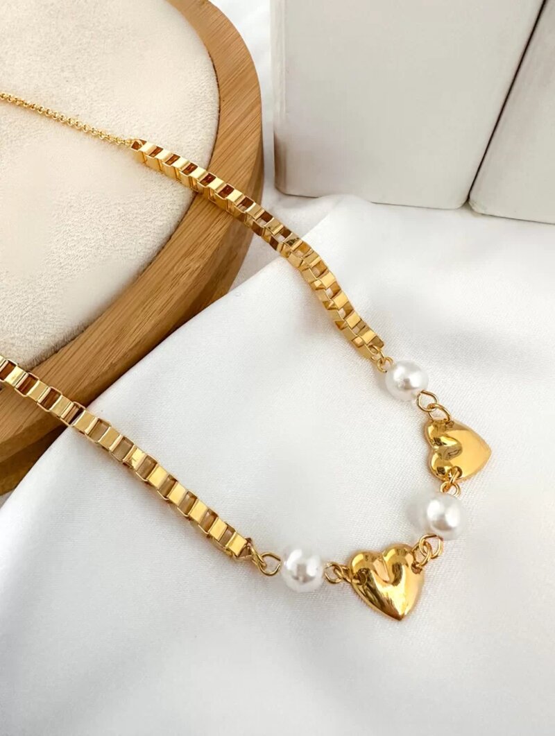 Colar corrente quadrada com pérolas e coração liso folheado a ouro 18k.