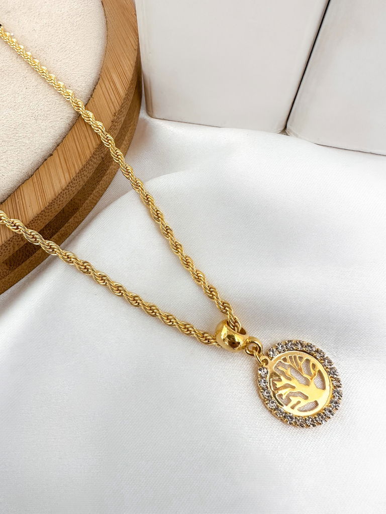 Colar corrente trançada com arvore da vida e borda de zircônias folheado a ouro 18k e prata 925