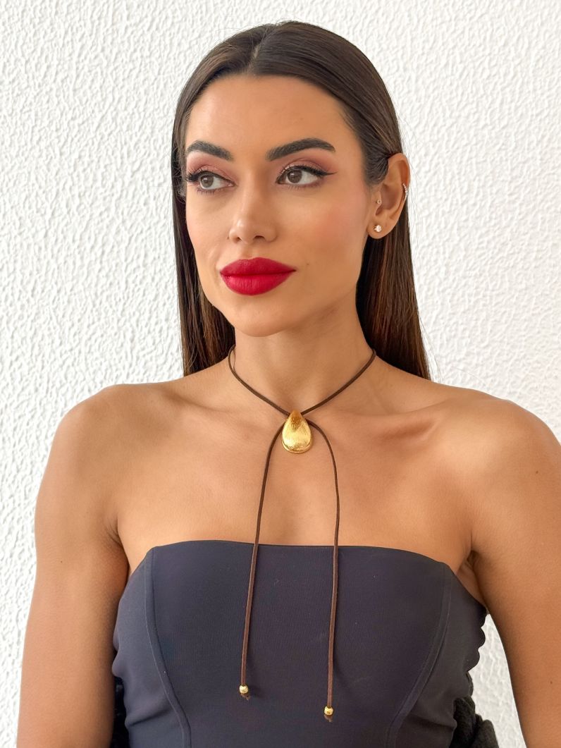 Colar Courinho Com Pingente Gota Texturizado Folheado a Ouro 18k