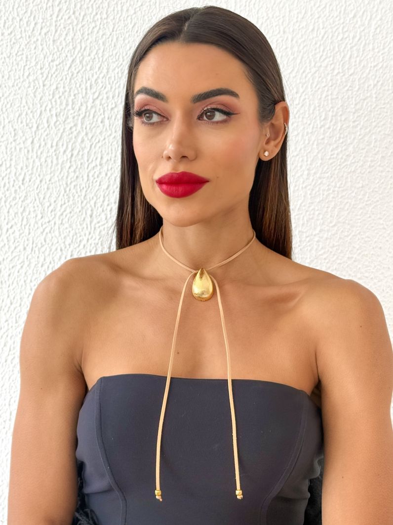 Colar Courinho Com Pingente Gota Texturizado Folheado a Ouro 18k