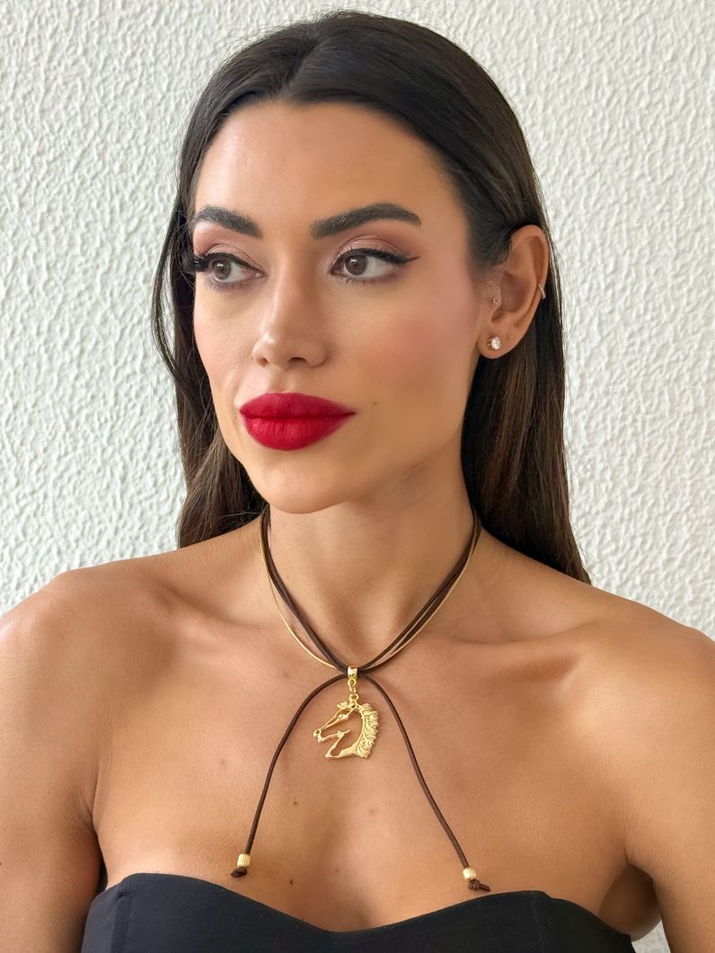 Colar Courinho Pingentes Folheado a Ouro 18k Design Cavalo Martelado