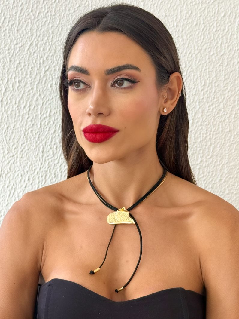 Colar Courinho Pingentes Folheado a Ouro 18k Design Chapéu Martelado