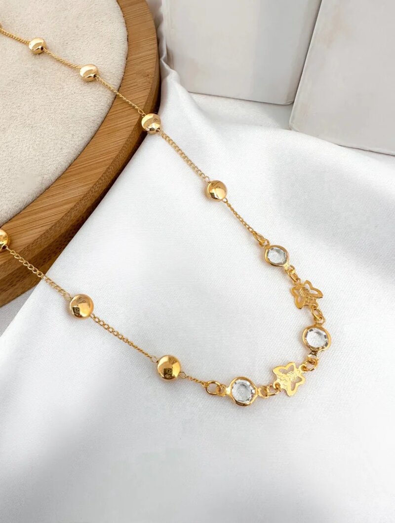 Colar cristais com borboletinhas folheado a ouro 18k.