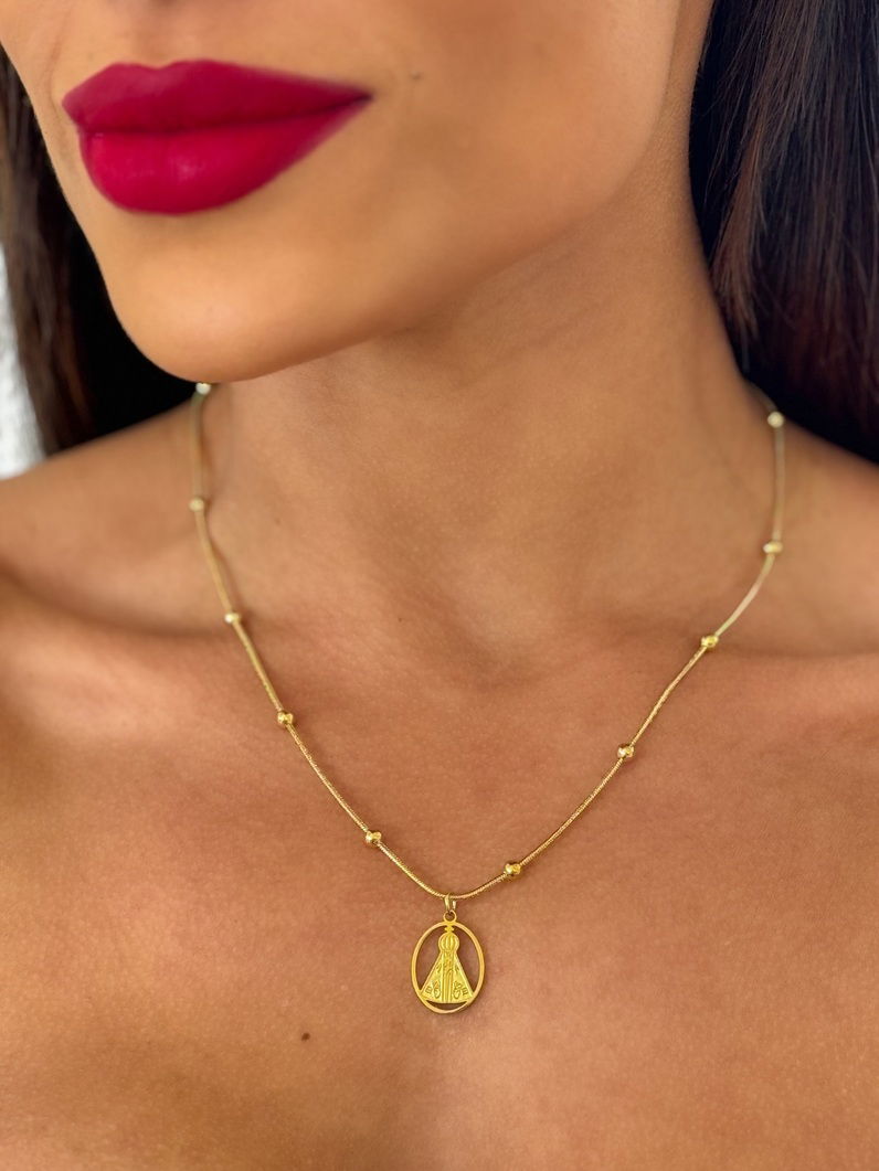 Colar de Aço Inoxidavel Folheado a Ouro 18k Esferas e Pingente Vazado de 'Nossa Senhora'