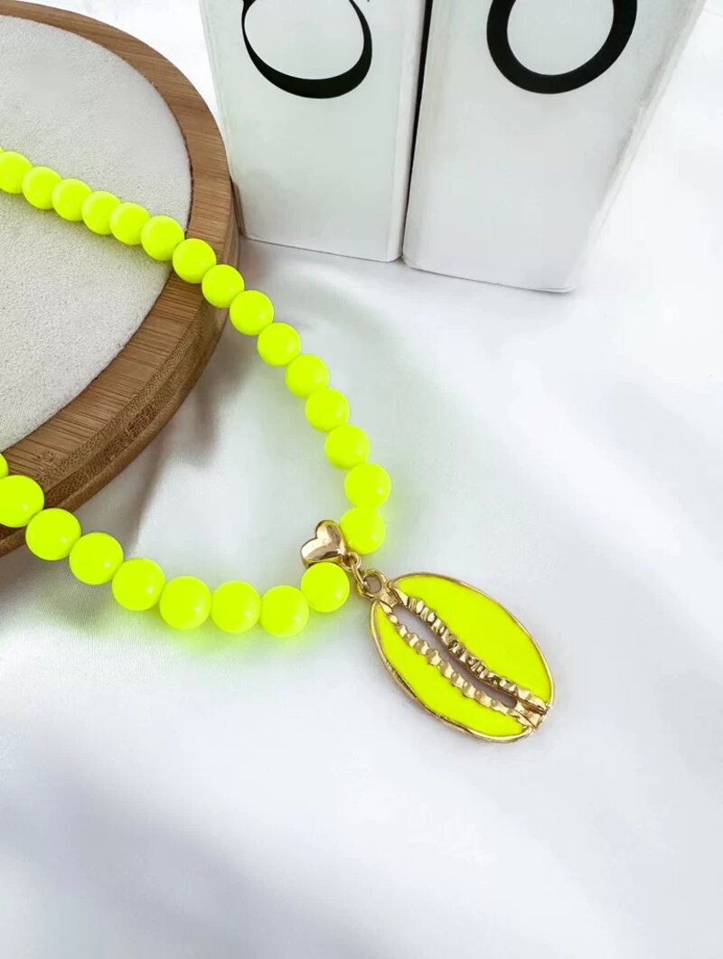 Colar de bolinhas com pingente de búzio