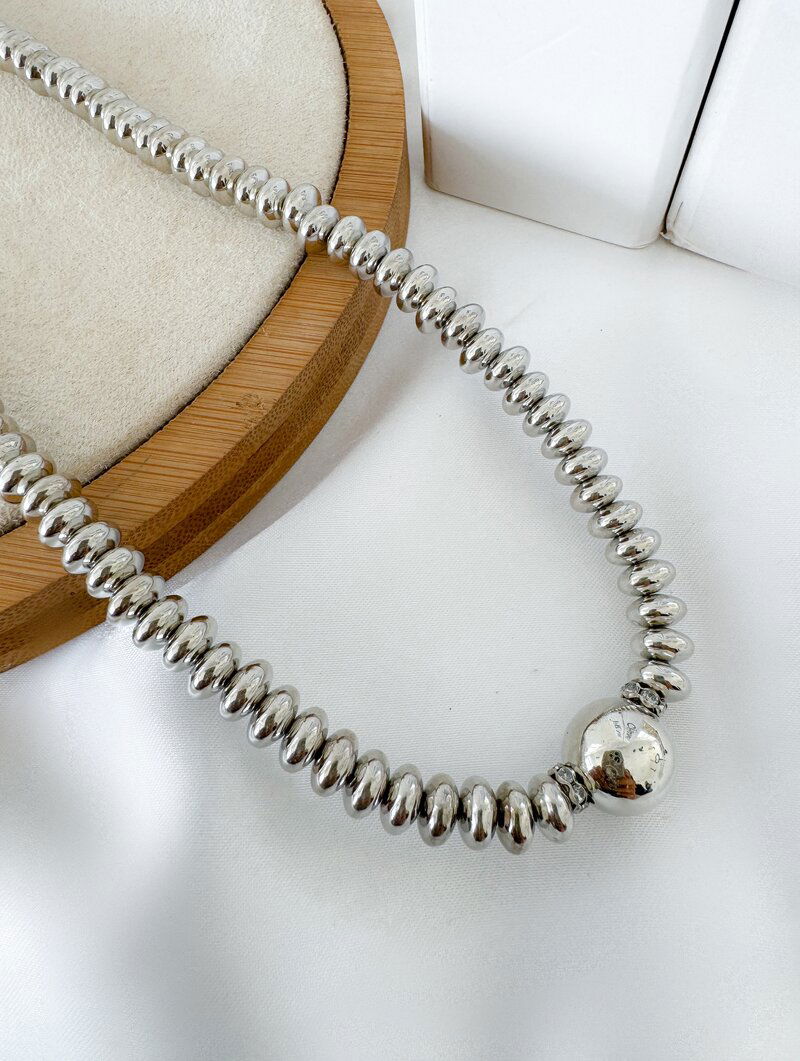 Colar de Cascalho Metalizado com Esfera Central