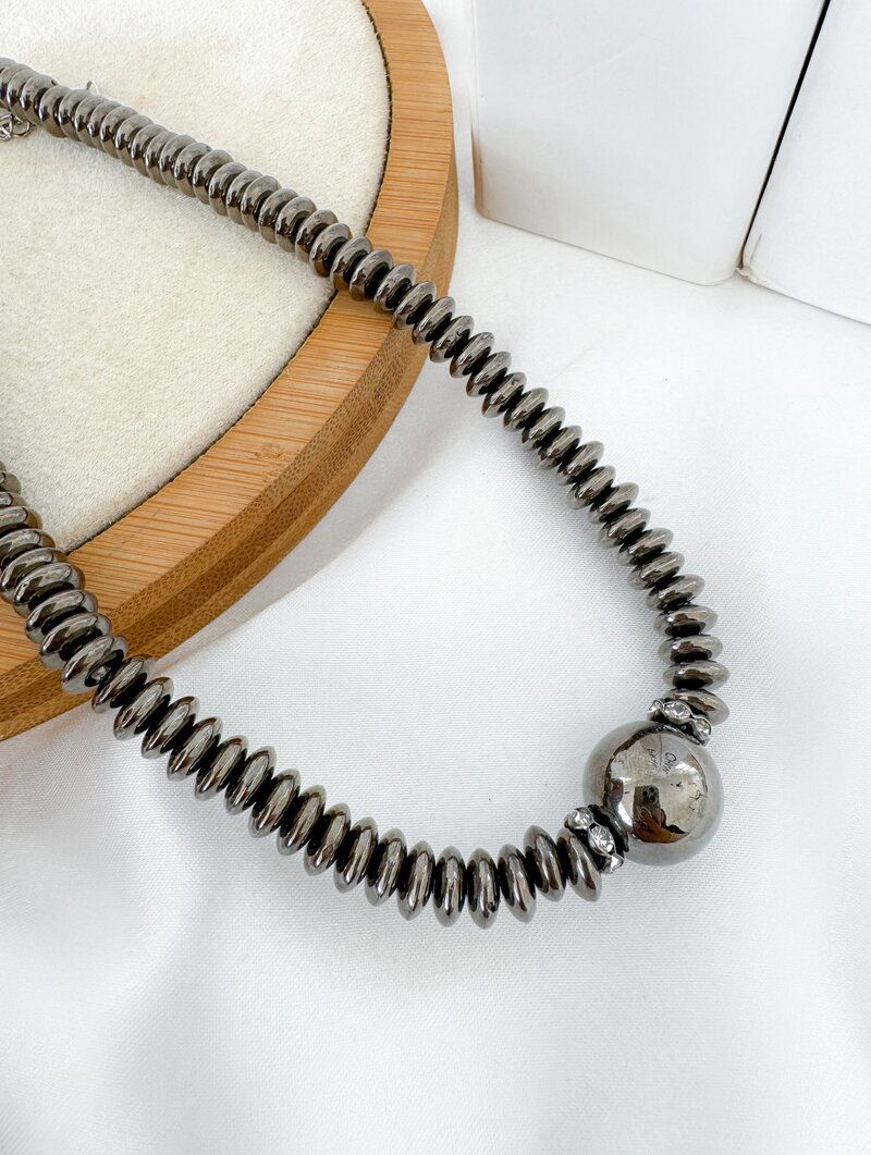 Colar de Cascalho Metalizado com Esfera Central