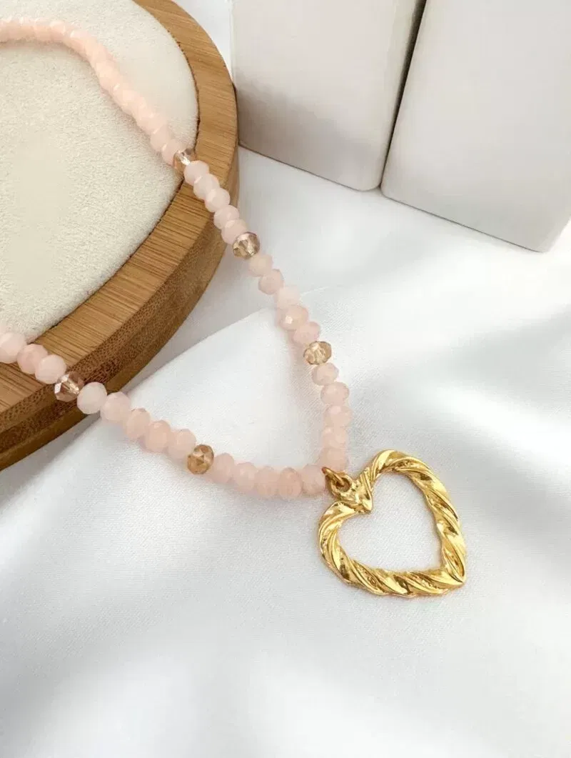 Colar de cristais com coração entrelaçado