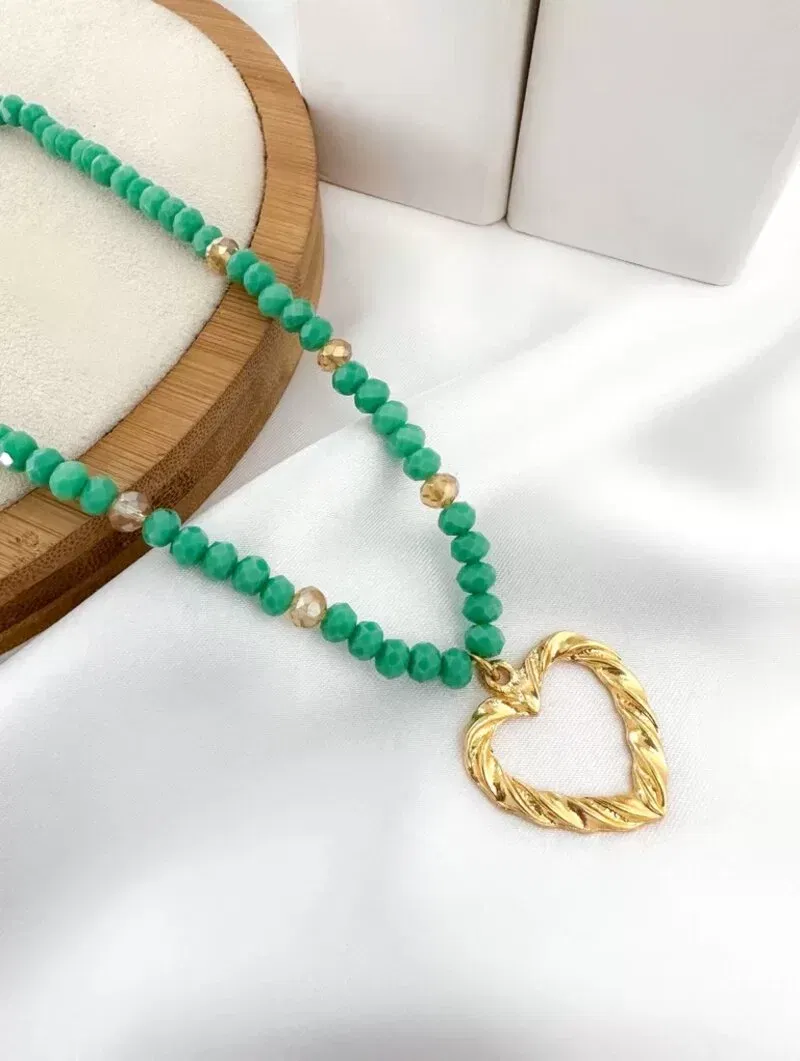 Colar de cristais com coração entrelaçado