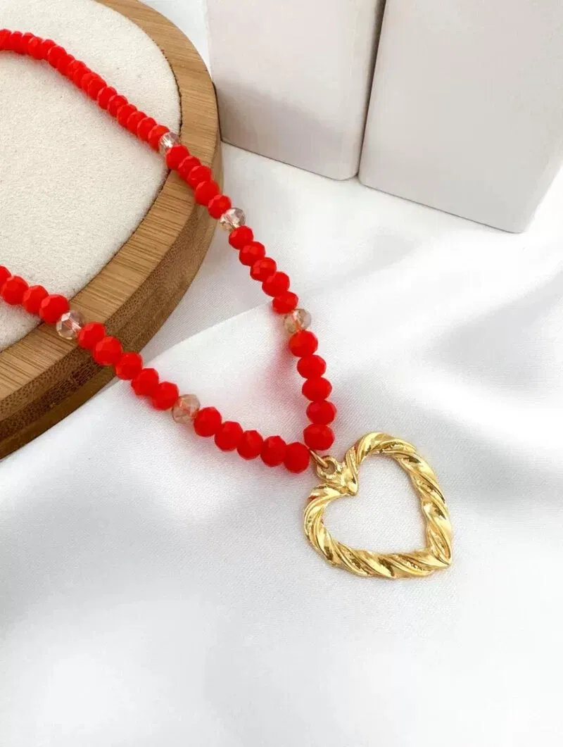Colar de cristais com coração entrelaçado