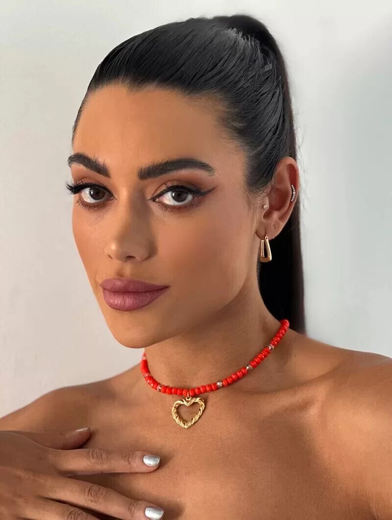 Colar de cristais com coração entrelaçado