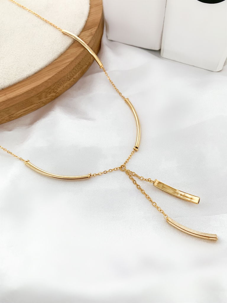 Colar de elo fino com detalhe em tubo e lariat