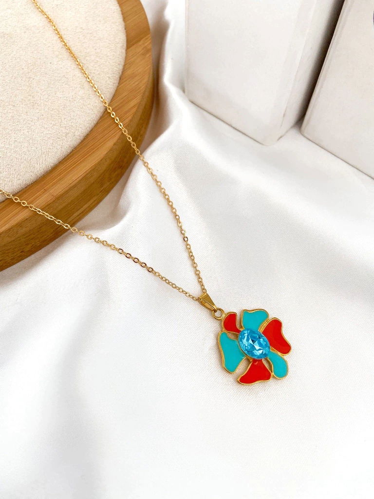 Colar de elo fino folheado a ouro com pingente de flor e pedra.