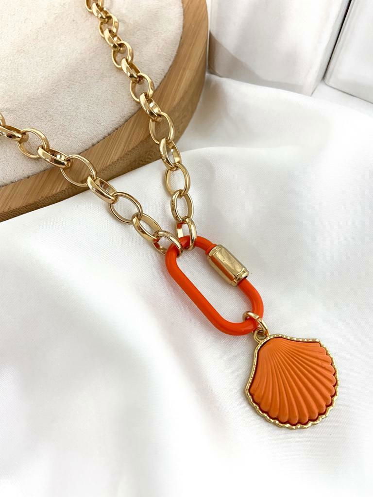 Colar de elo redondo banhado a ouro com fecho frontal e pingente concha