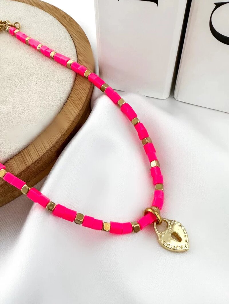 Colar de miçanga rosa quadrado com entre meio dourado e pingente de coração cadeado