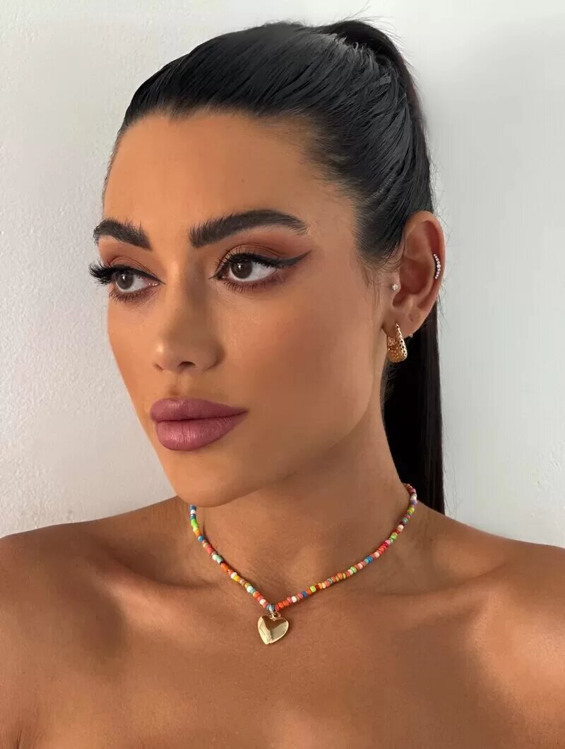 Colar de miçangas com pingente coração dourado