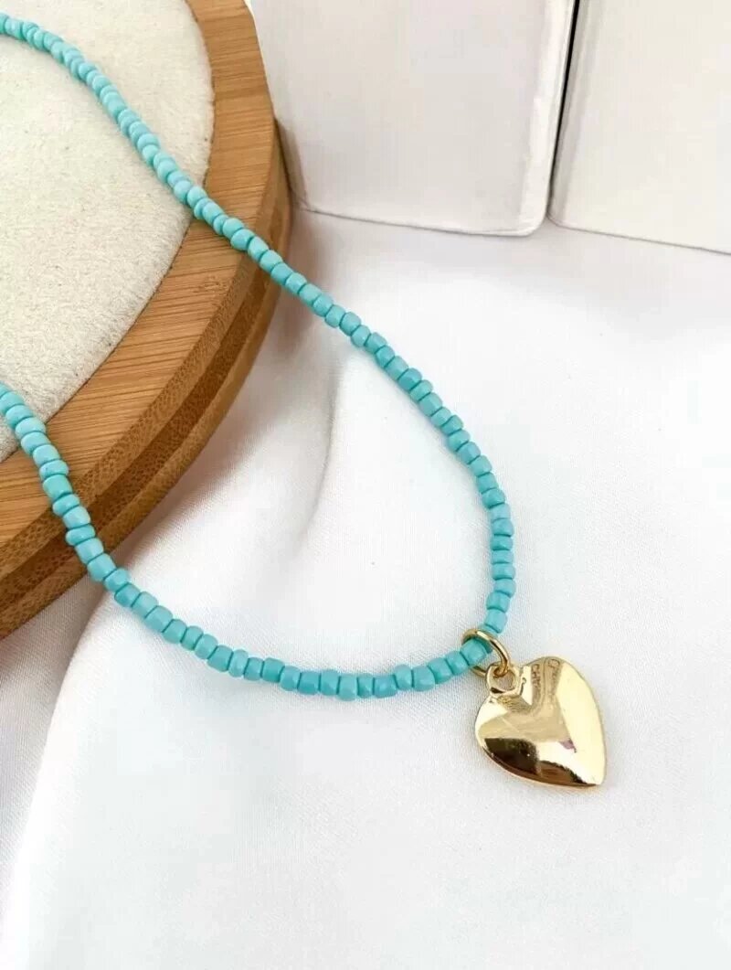 Colar de miçangas com pingente coração dourado