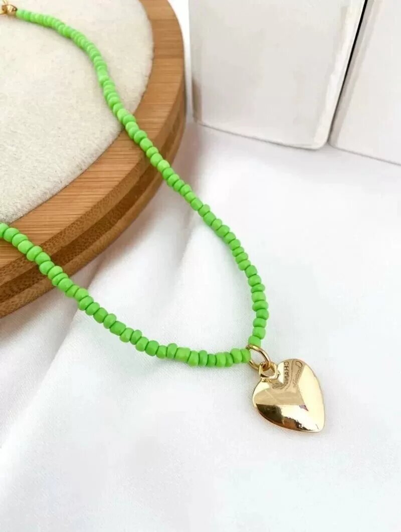 Colar de miçangas com pingente coração dourado