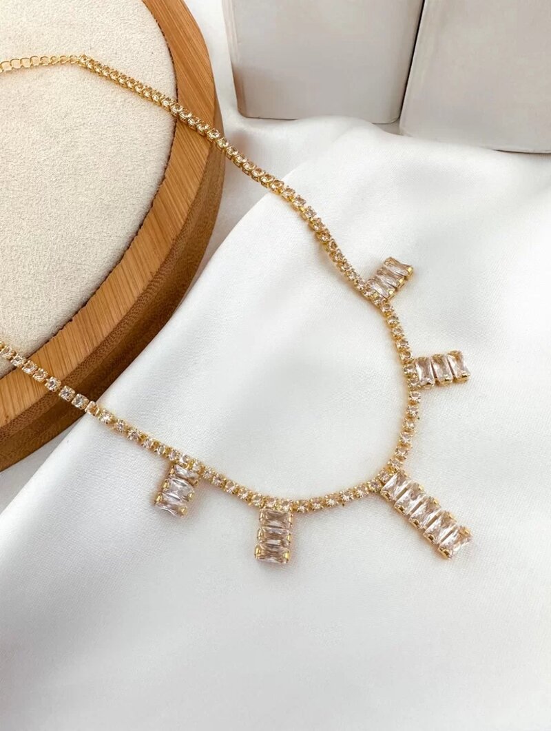 Colar de micro zircônia com filet em navetes folheado a ouro 18k.