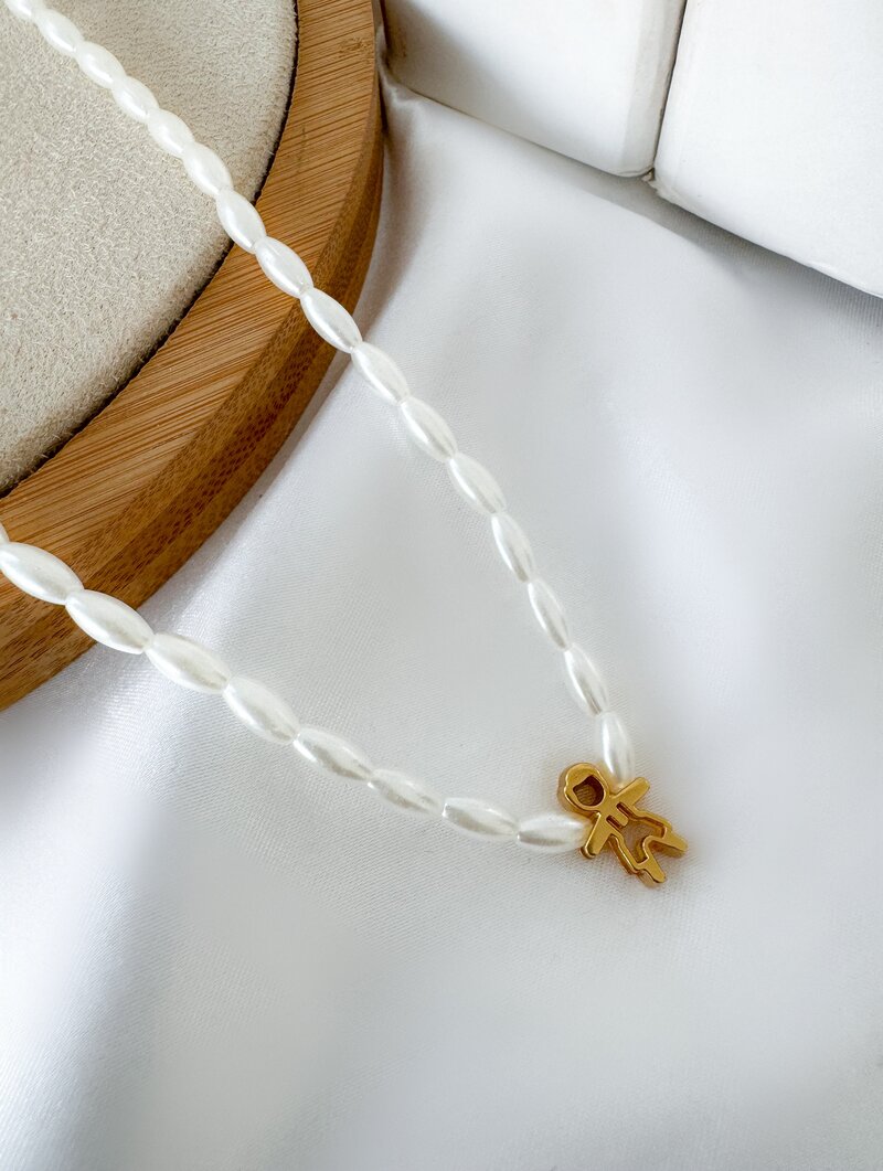Colar de Pérola com Pingente Criança Folheado a Ouro 18k