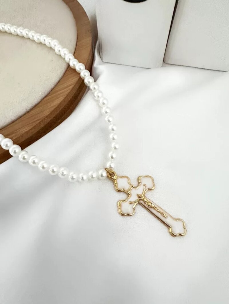 Colar de perolas com crucifixo madre perola