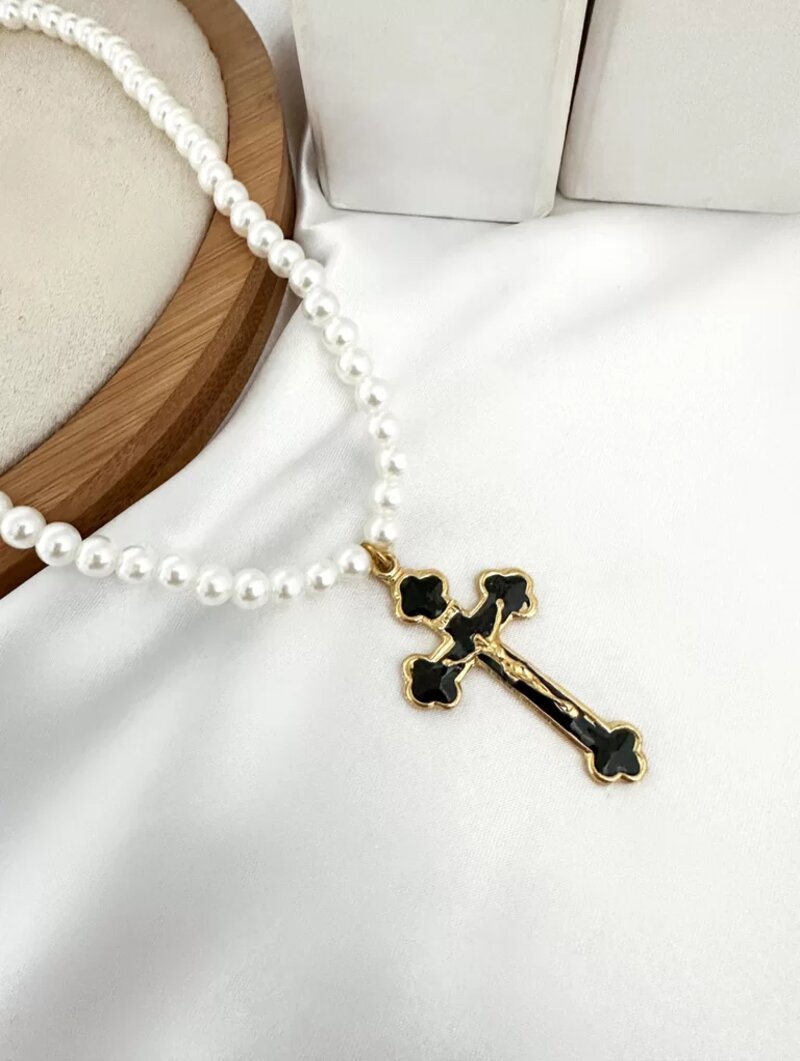 Colar de perolas com crucifixo madre perola
