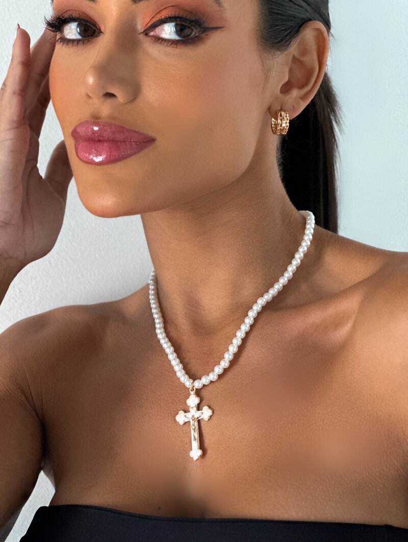 Colar de perolas com crucifixo madre perola