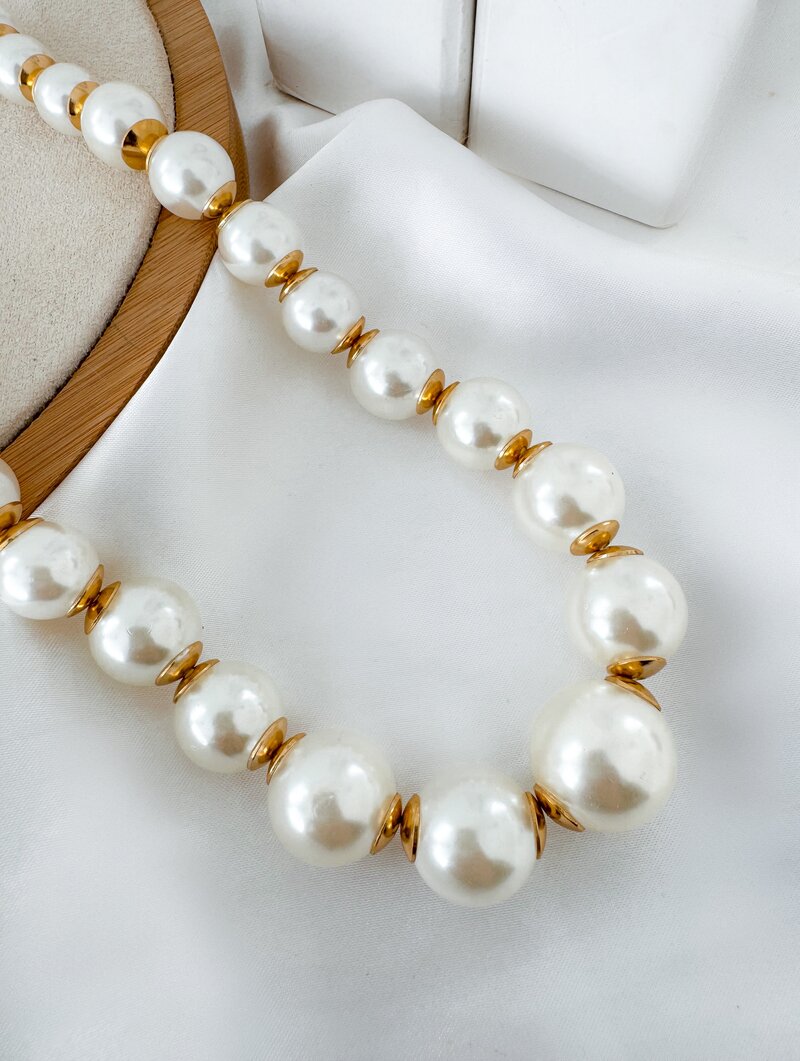 Colar de Pérolas com Detalhes Dourado