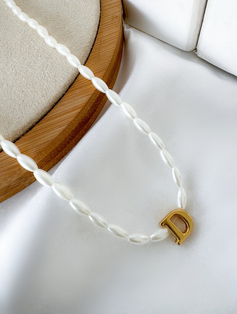 Colar de Pérolas com Inicial Folheada a Ouro 18k