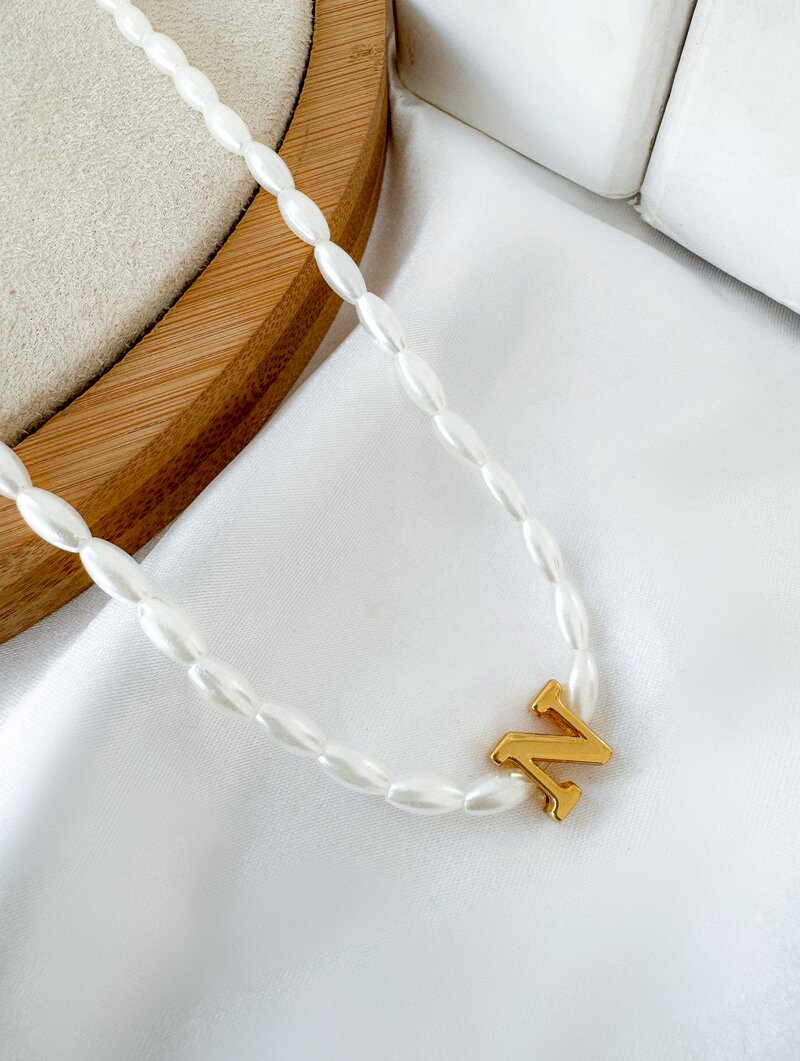 Colar de Pérolas com Inicial Folheada a Ouro 18k