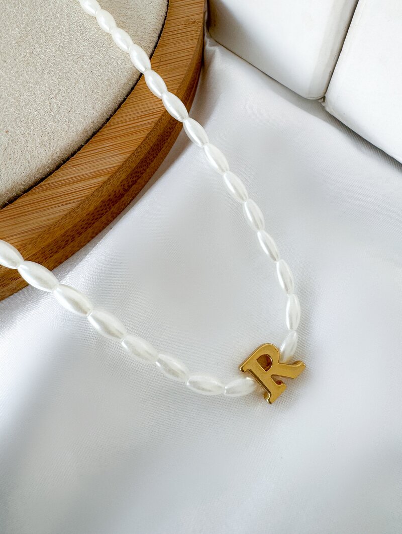 Colar de Pérolas com Inicial Folheada a Ouro 18k