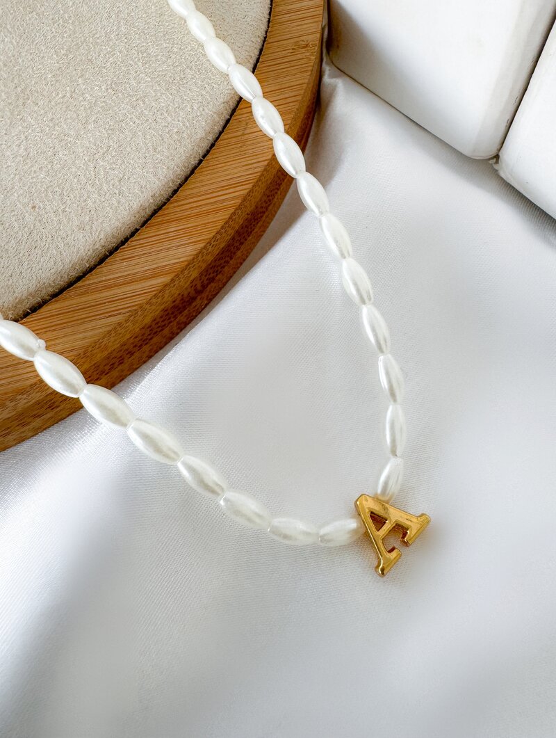 Colar de Pérolas com Inicial Folheada a Ouro 18k