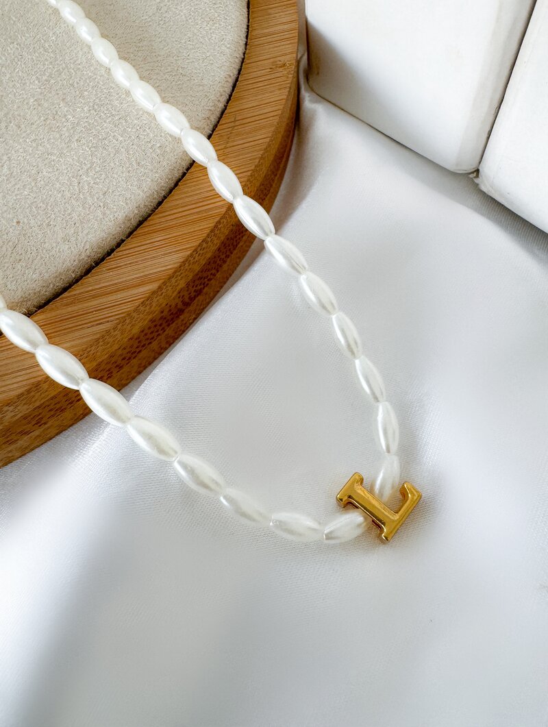 Colar de Pérolas com Inicial Folheada a Ouro 18k