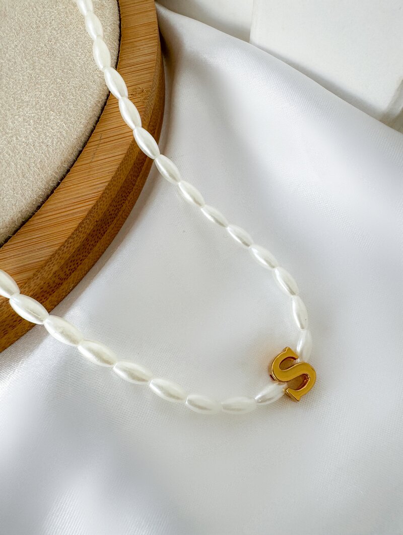 Colar de Pérolas com Inicial Folheada a Ouro 18k