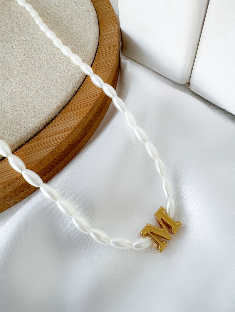 Colar de Pérolas com Inicial Folheada a Ouro 18k