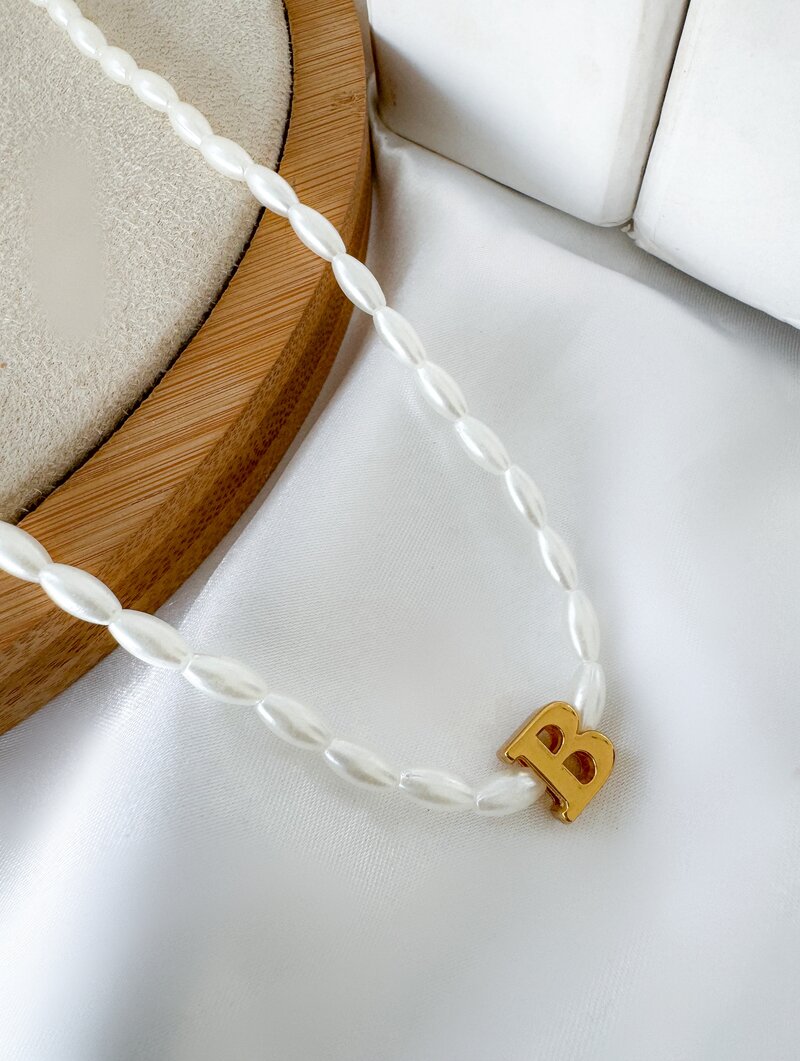 Colar de Pérolas com Inicial Folheada a Ouro 18k