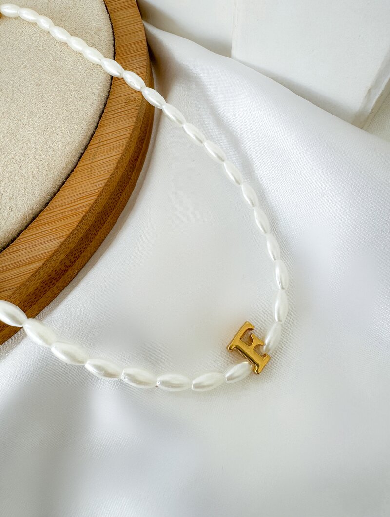 Colar de Pérolas com Inicial Folheada a Ouro 18k