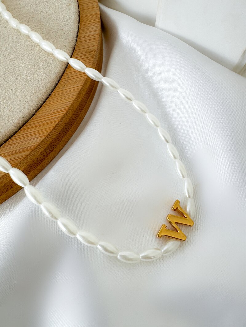 Colar de Pérolas com Inicial Folheada a Ouro 18k