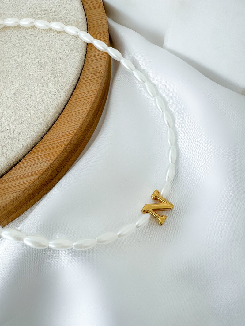 Colar de Pérolas com Inicial Folheada a Ouro 18k