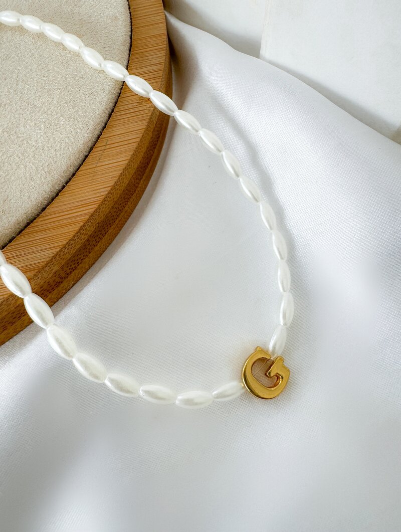 Colar de Pérolas com Inicial Folheada a Ouro 18k