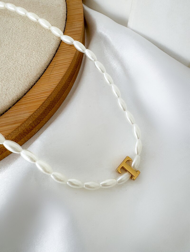 Colar de Pérolas com Inicial Folheada a Ouro 18k