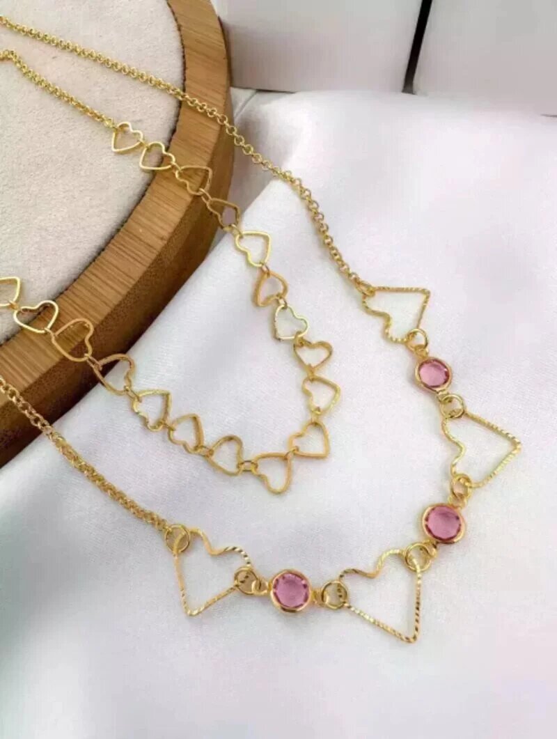 colar dois fios folheado a ouro 18k com corações vazados e ponto de luz rosa.